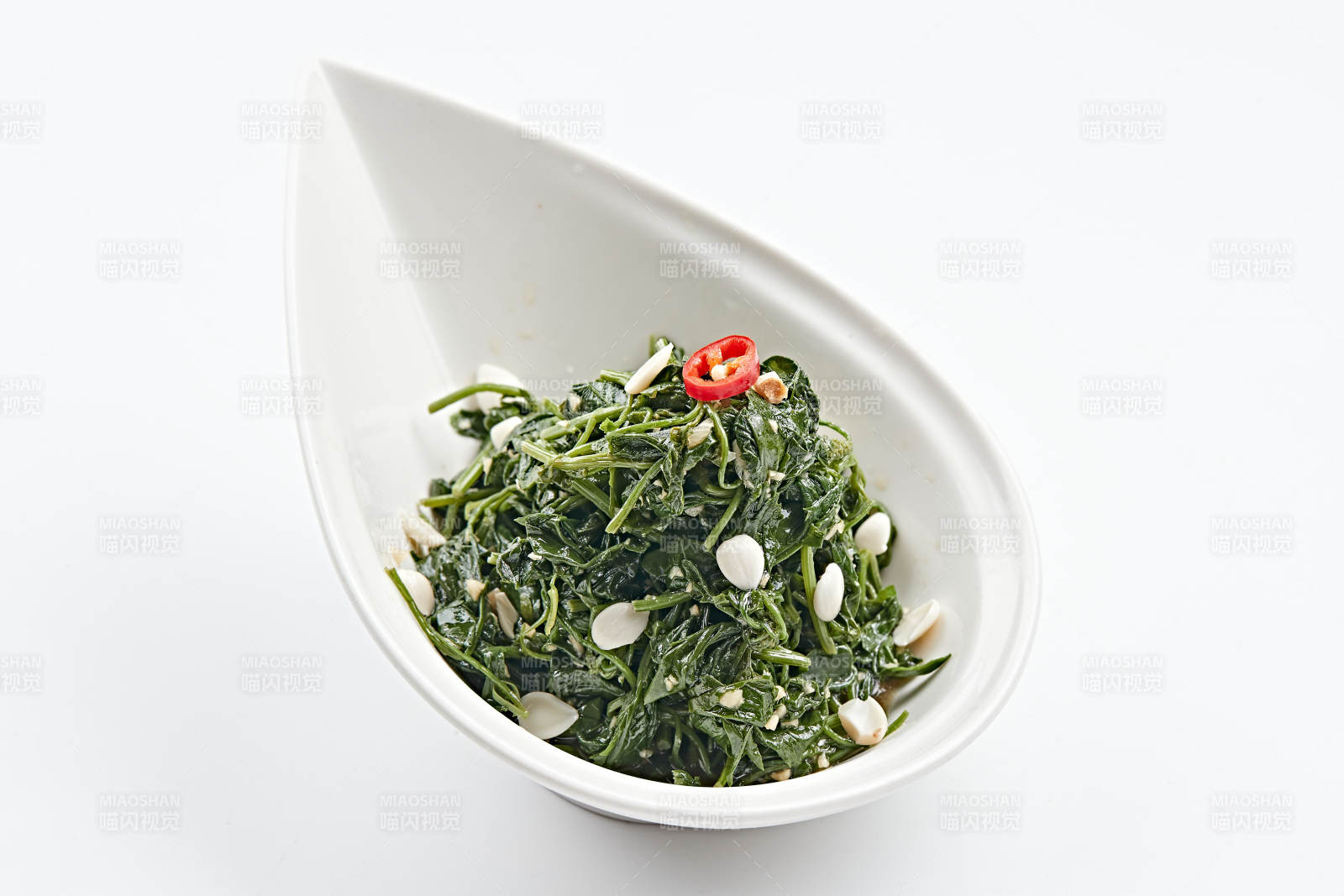 白色瓷盤裝的杏仁熗拌野菜