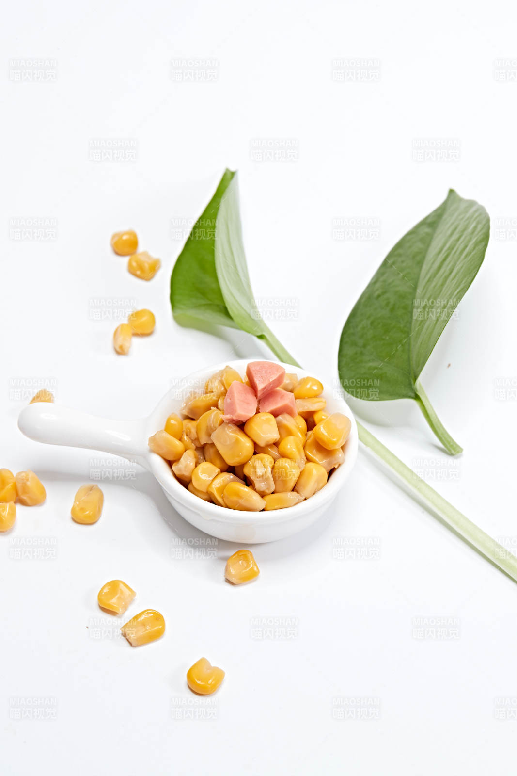 白色背景上的甜玉米粒