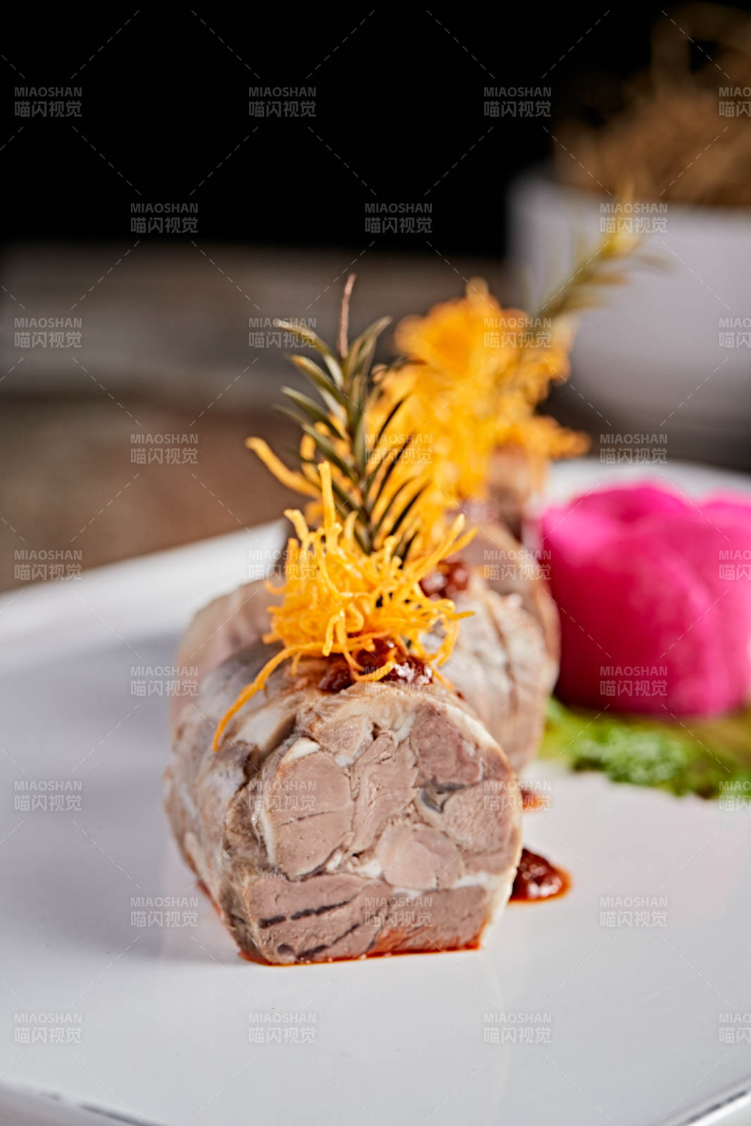 白色瓷盘装的精美凉菜肘花切片