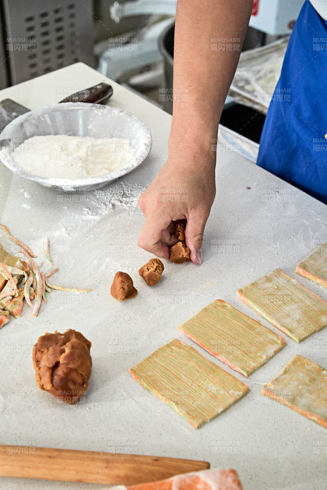 人與食物緊張忙碌的中餐廚房