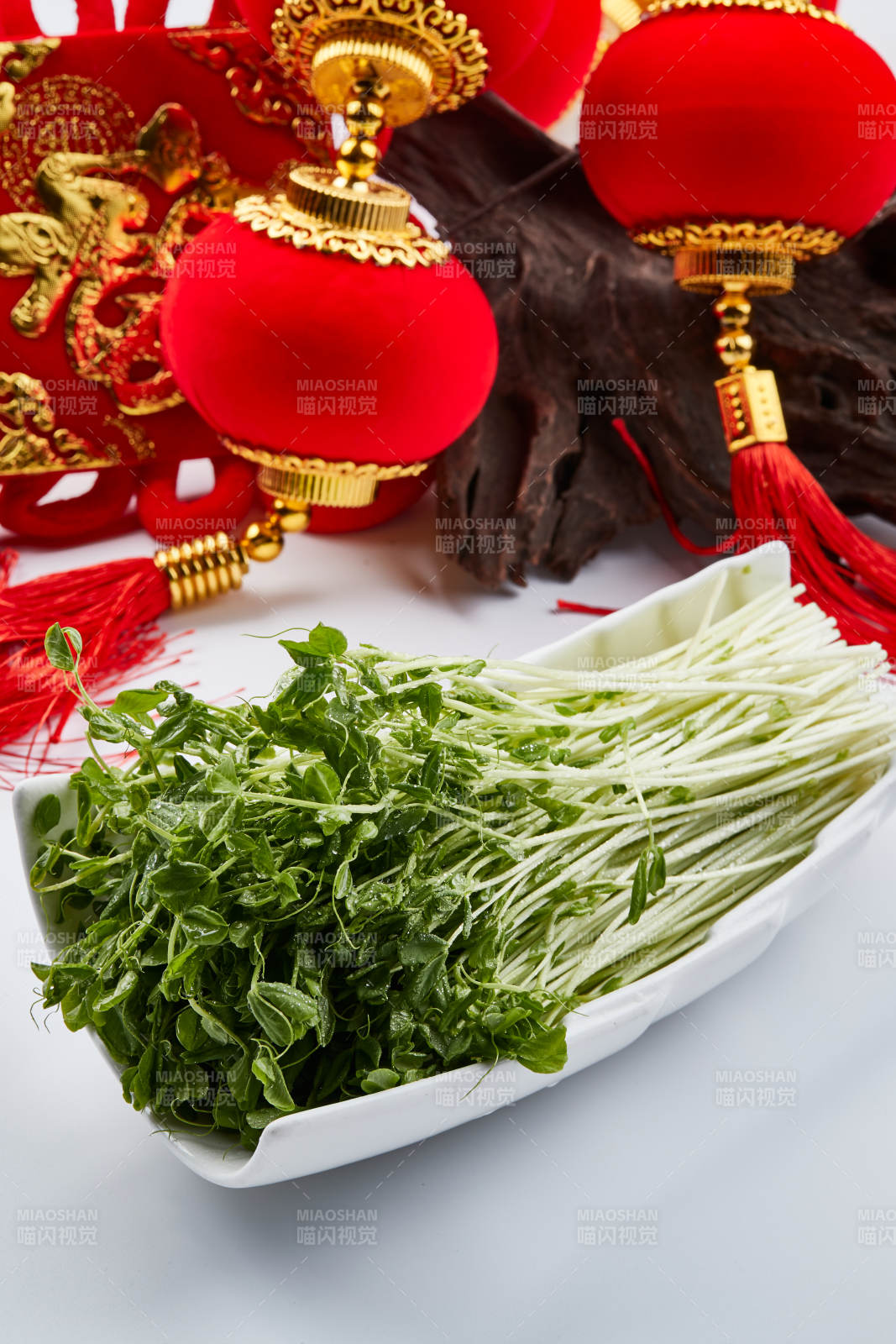 白色瓷盤裝的火鍋食材香椿苗