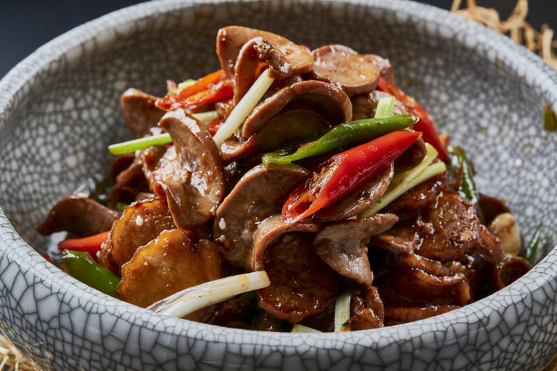 仿汝窑餐具装的香辣小炒腰片