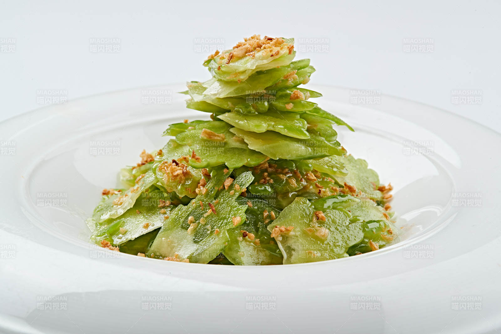白色瓷盤裝的蒜沫涼拌苦瓜片