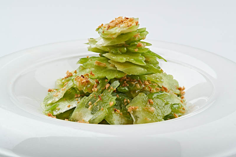 白色瓷盤裝的蒜沫涼拌苦瓜片