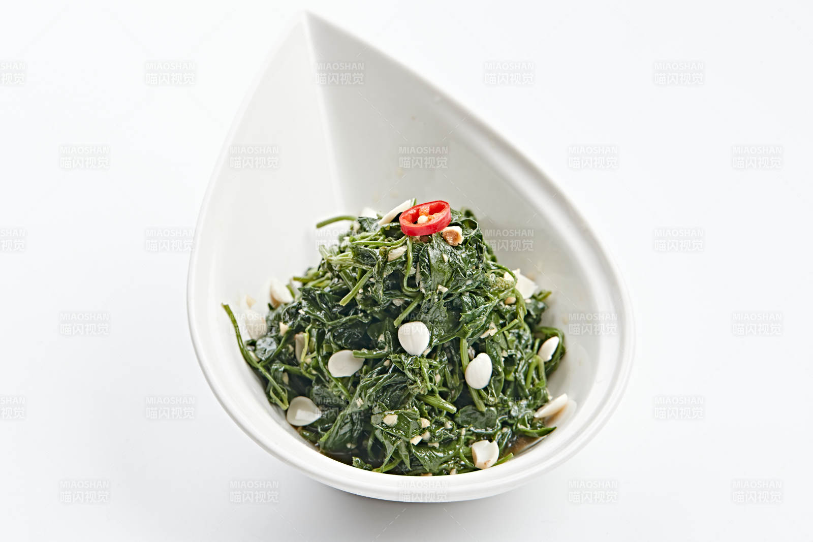 白色瓷盤裝的杏仁熗拌野菜