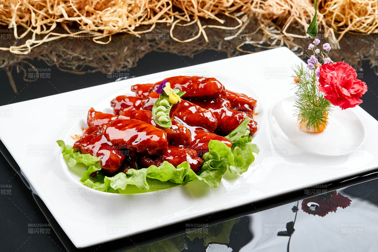 白色瓷盤裝的蜜豆醬雞翅中