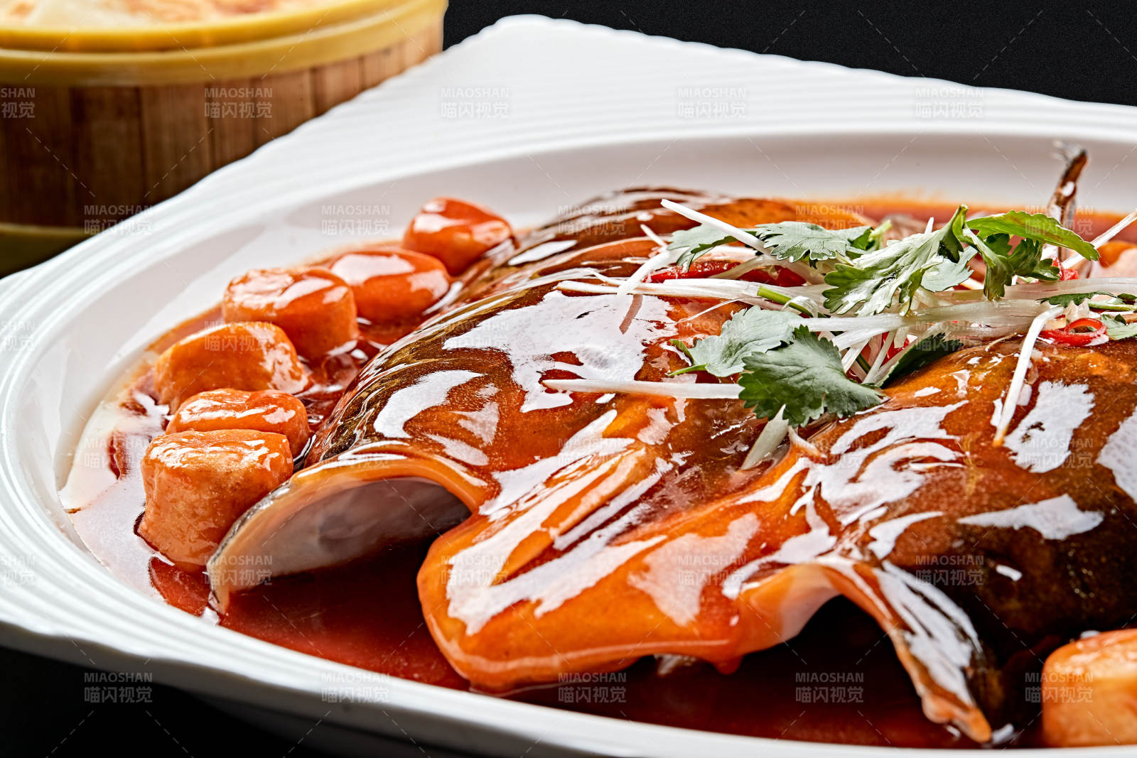 白色瓷盘装的红烧千岛湖大鱼头