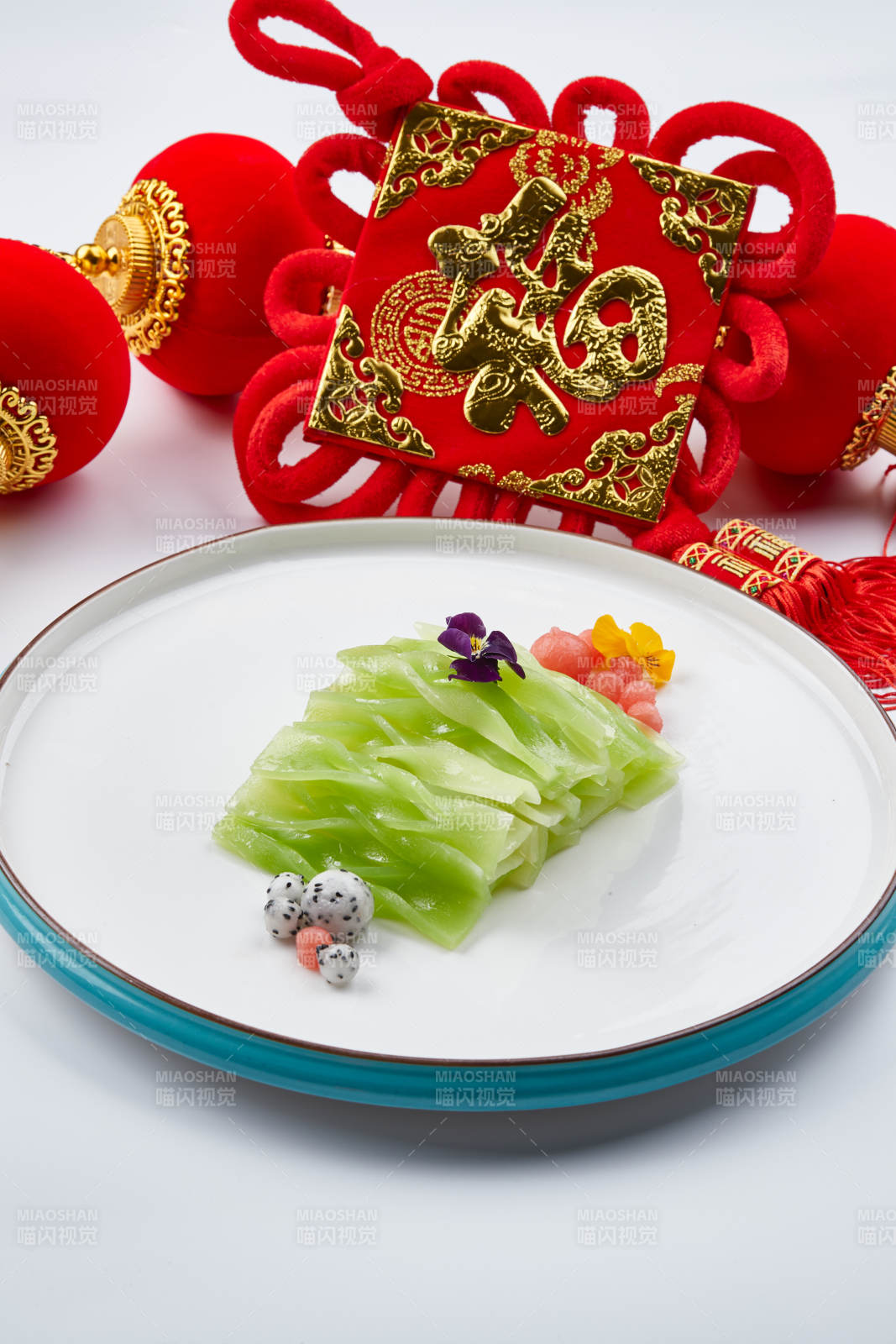 白色瓷盘装的的凉拌青莴笋