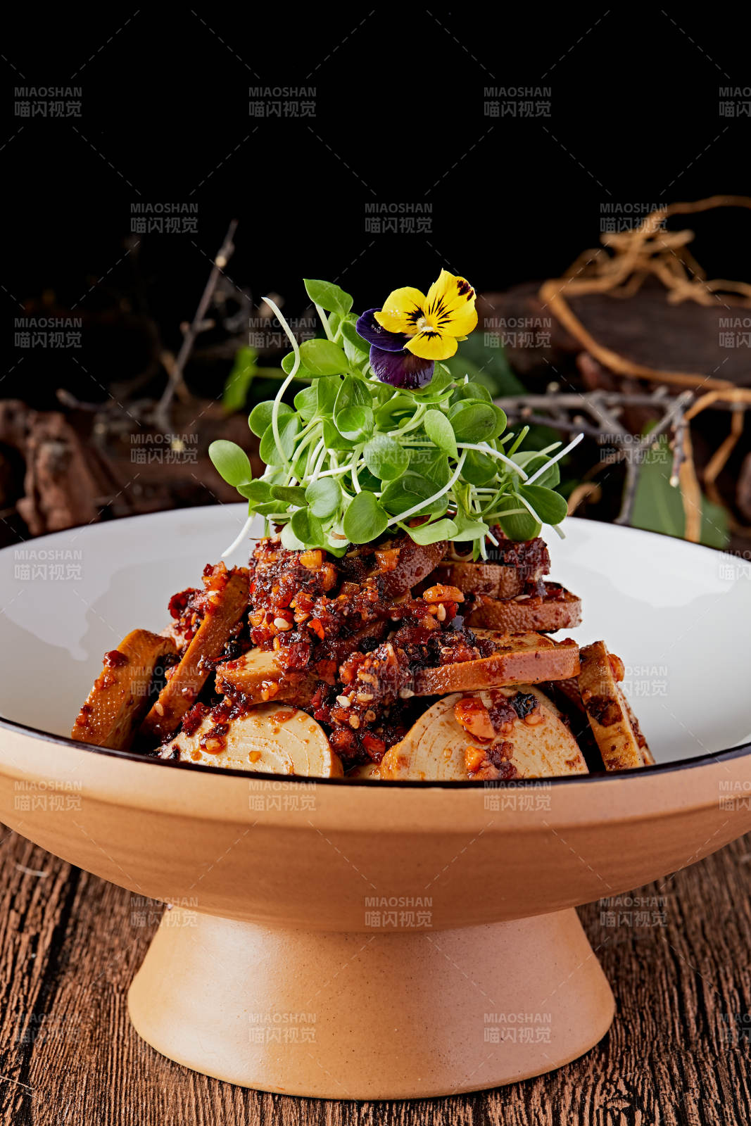 豆苗辣醬熏豆皮卷