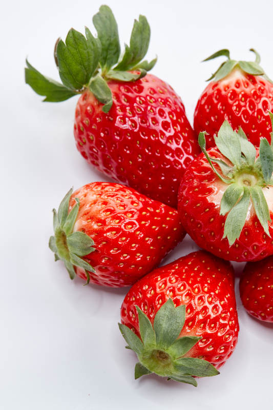 白色背景上摆放的新鲜草莓
