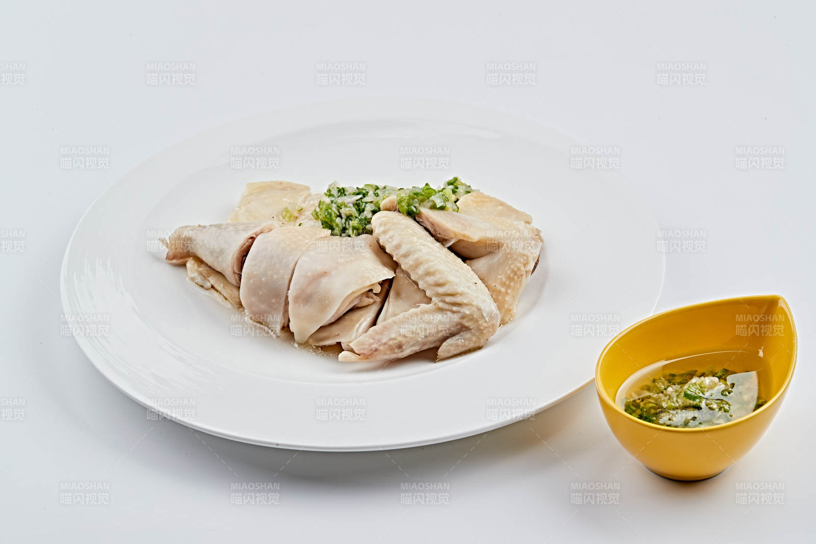 白色盤裝的廣式蘸汁白切雞