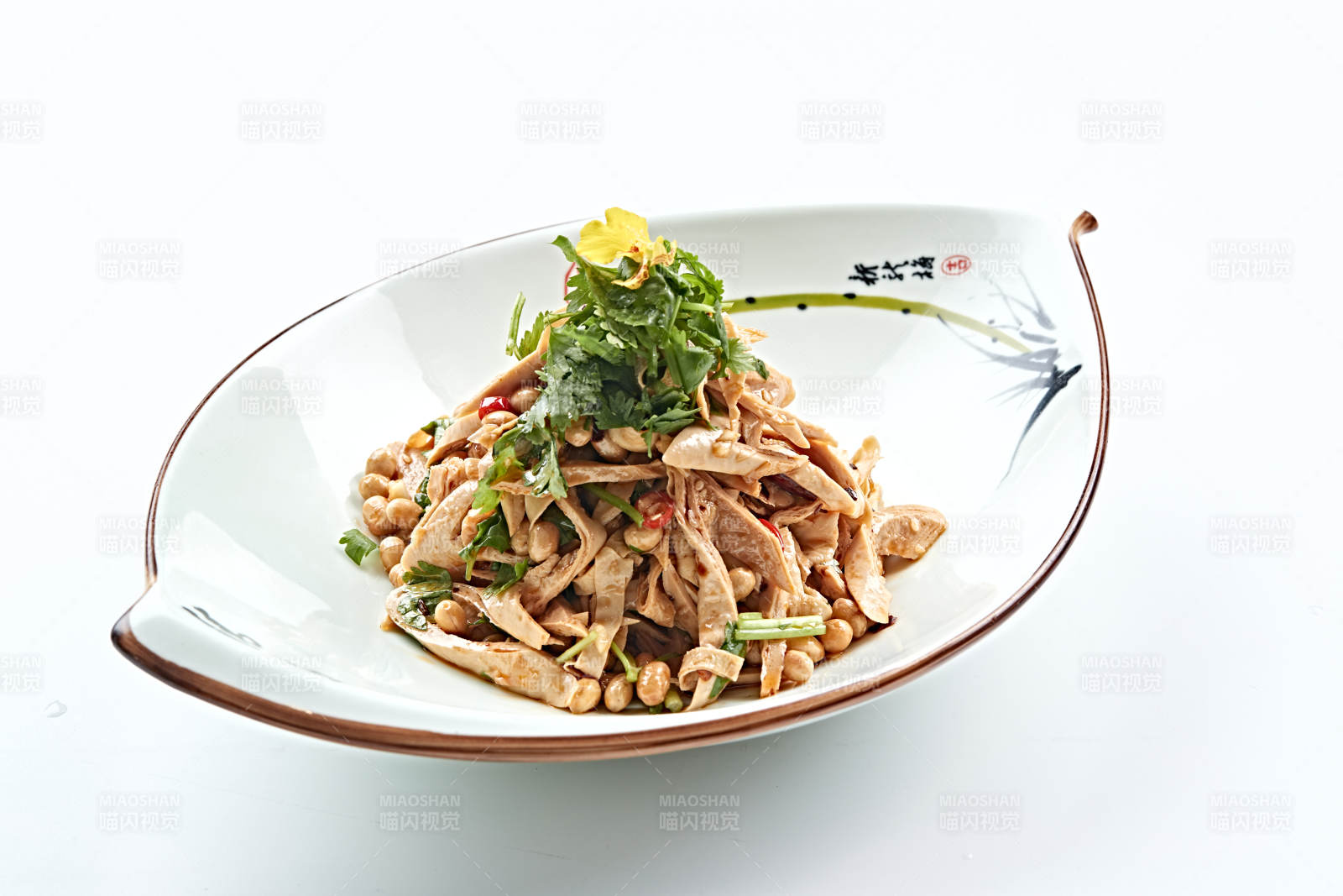 精美餐具装的凉拌豆皮小黄豆