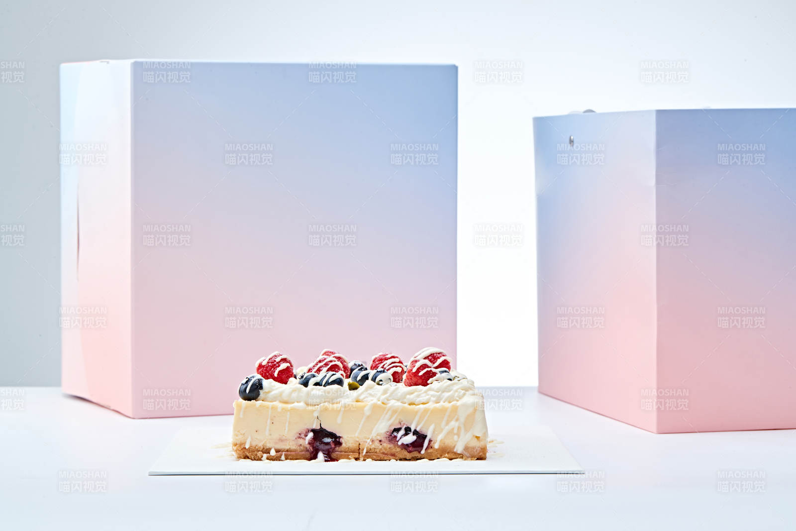 蓝莓树莓鲜奶慕斯蛋糕