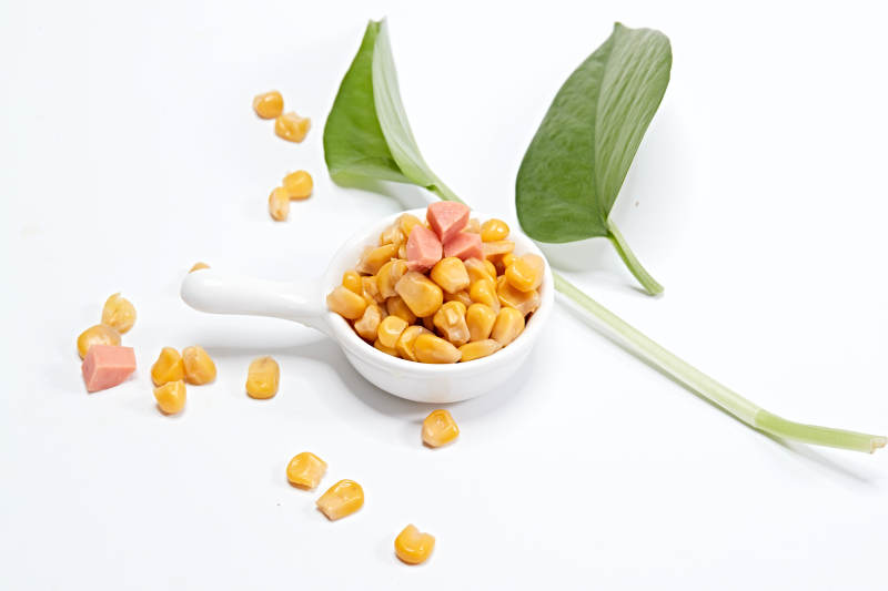 白色背景上的甜玉米粒