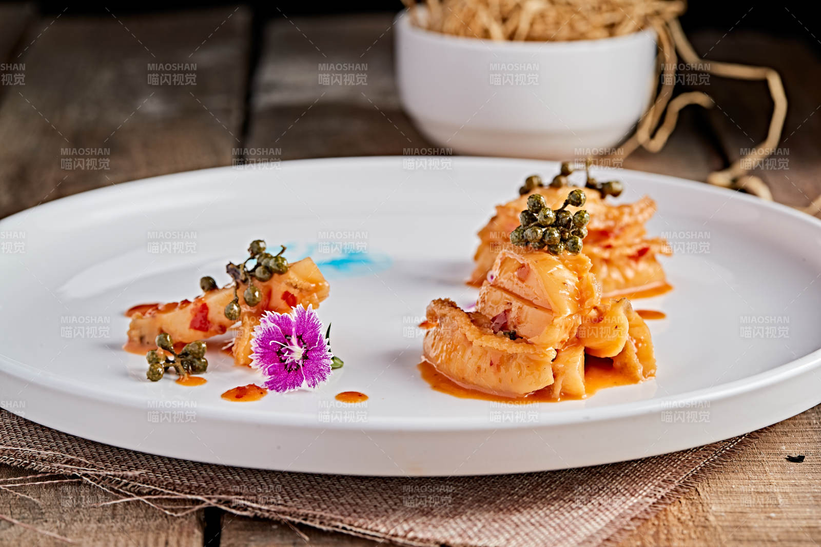 白色瓷盤裝的藤椒雞汁小鮑魚