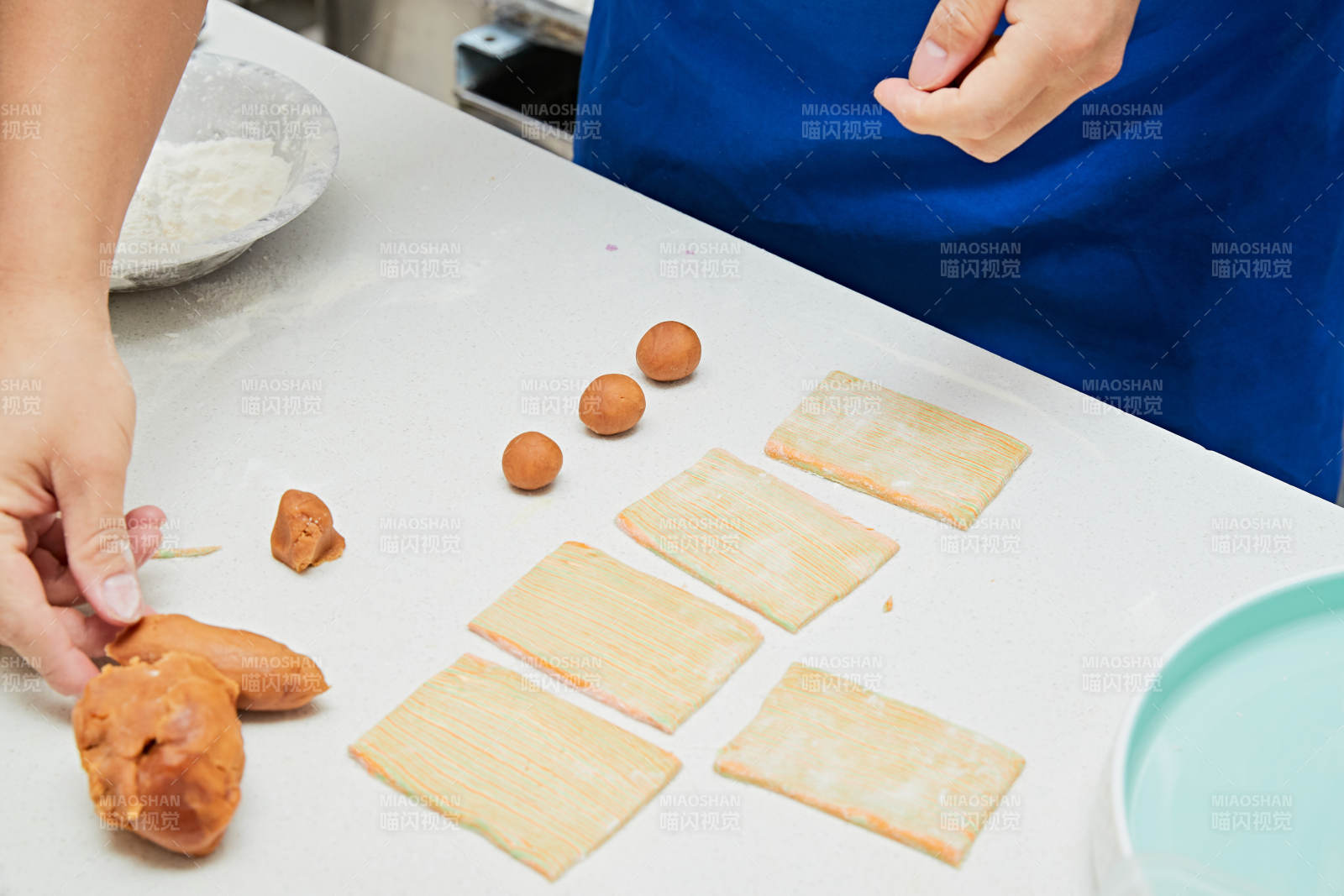 人與食物緊張忙碌的中餐廚房