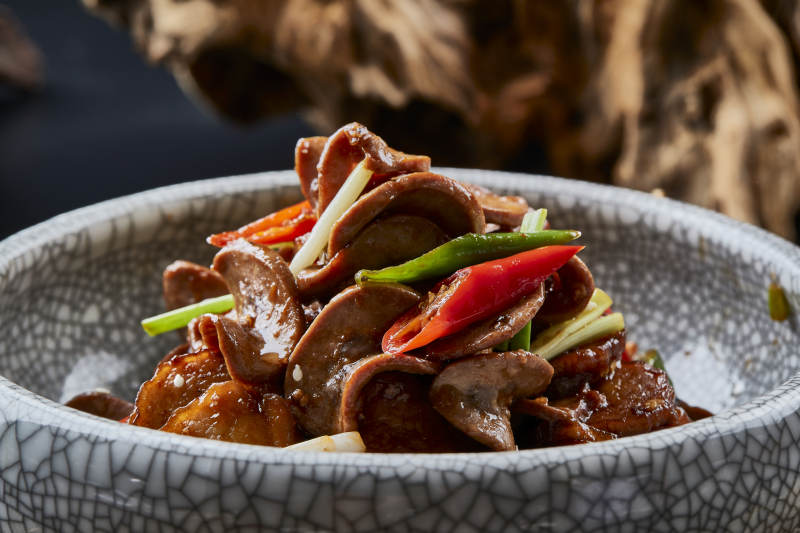 仿汝窑餐具装的香辣小炒腰片