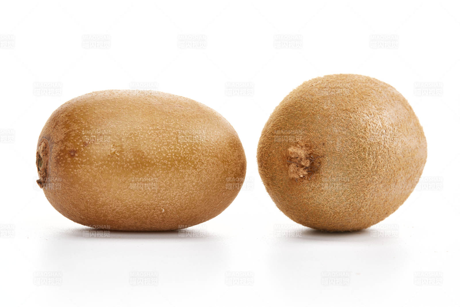 白色背景上摆放的新鲜水嫩猕猴桃