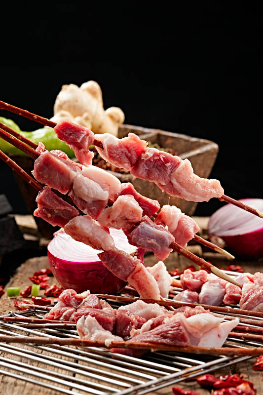 生鲜羊肉穿制的新疆红柳枝羊肉串