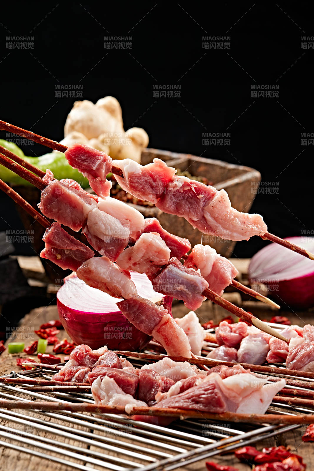 生鲜羊肉穿制的新疆红柳枝羊肉串