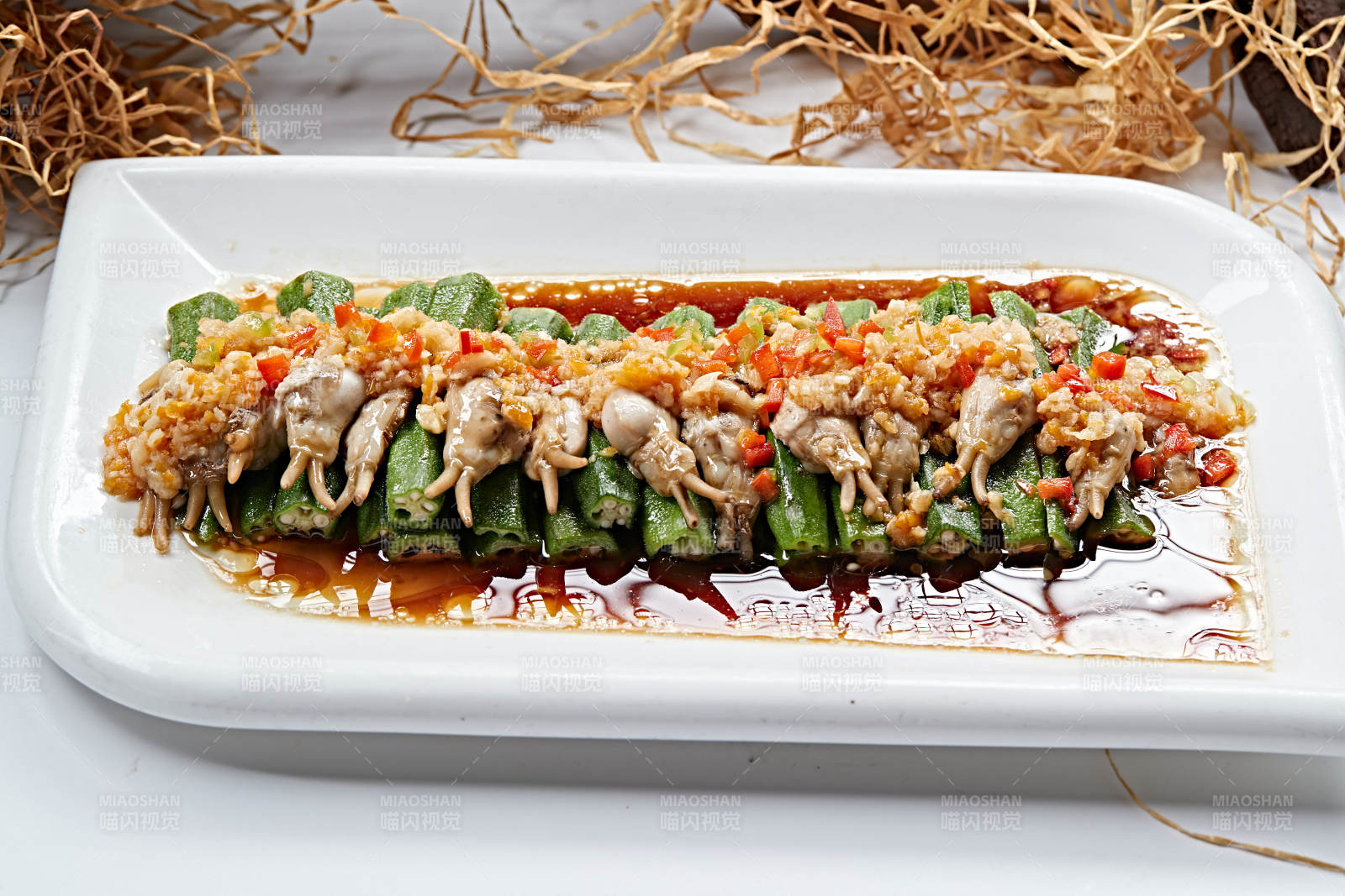 剁椒浇汁秋葵蒸蛏子