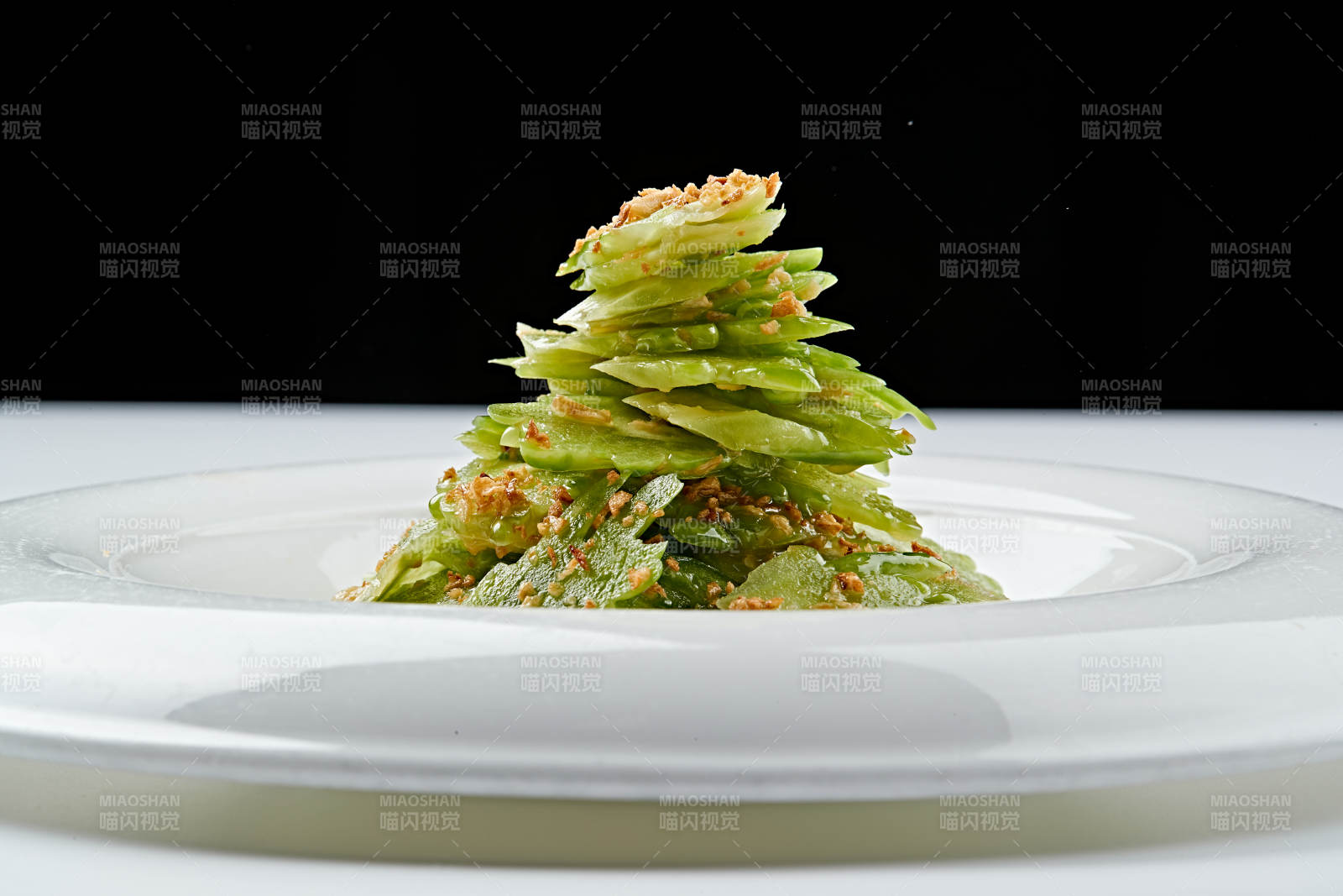 白色瓷盤裝的蒜沫涼拌苦瓜片