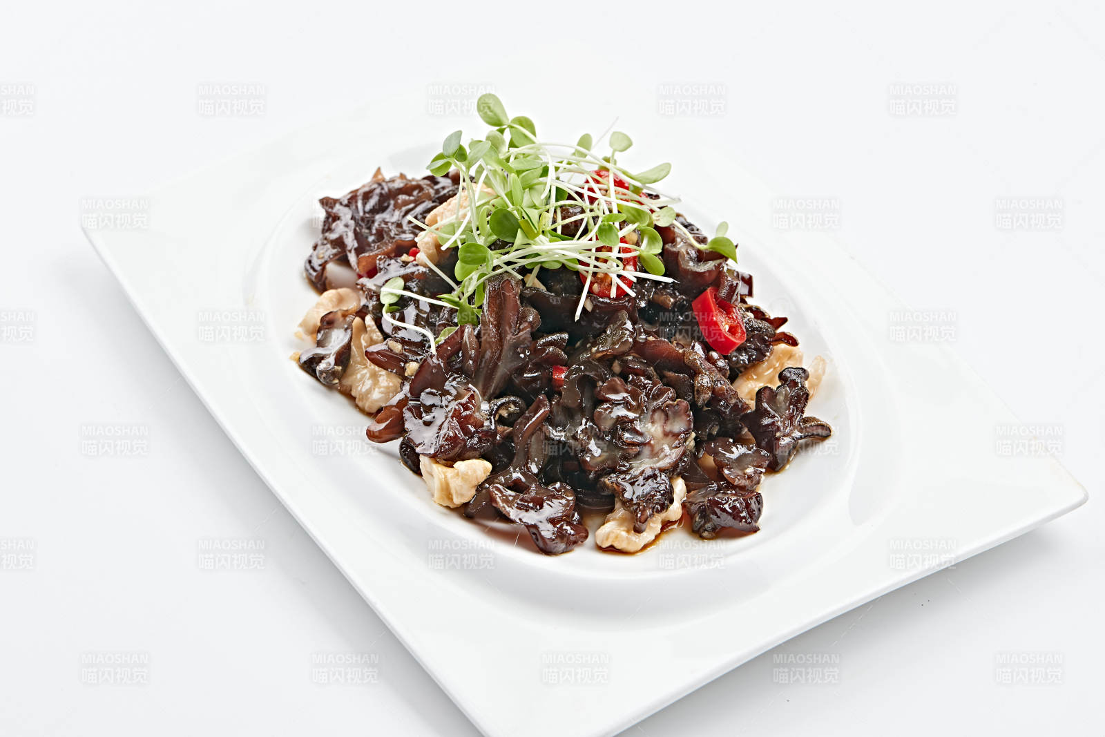 白色瓷盤(pán)裝的桃仁猴頭菌