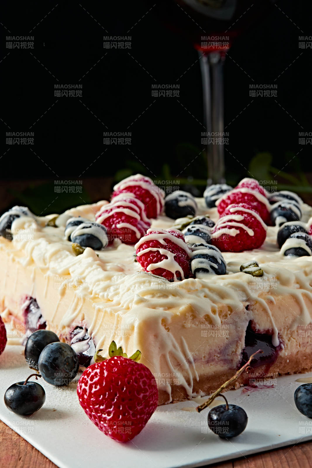 蓝莓树莓鲜奶慕斯蛋糕