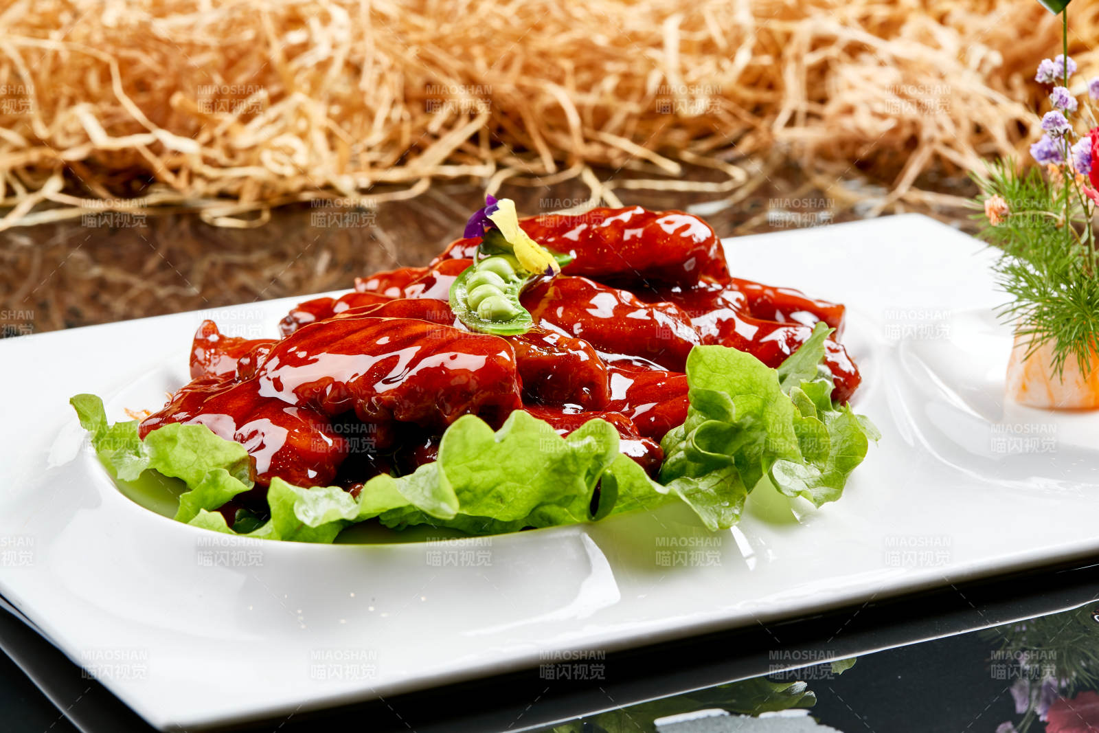 白色瓷盤裝的蜜豆醬雞翅中