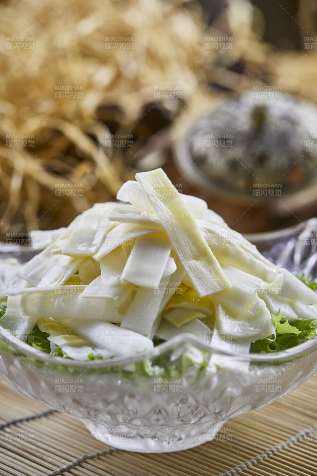 玻璃器皿装的火锅食材黄喉心管