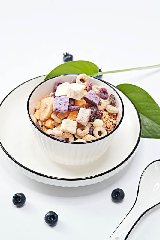 美味健康的营养早餐坚果混合烤燕麦