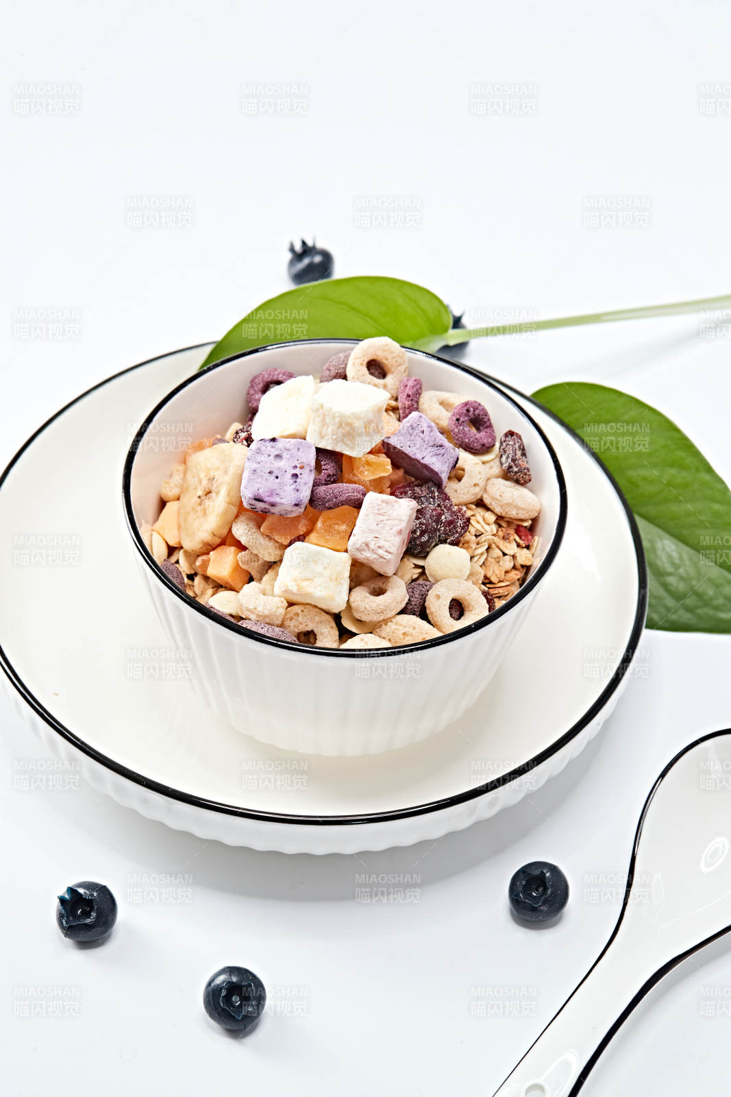 美味健康的营养早餐坚果混合烤燕麦