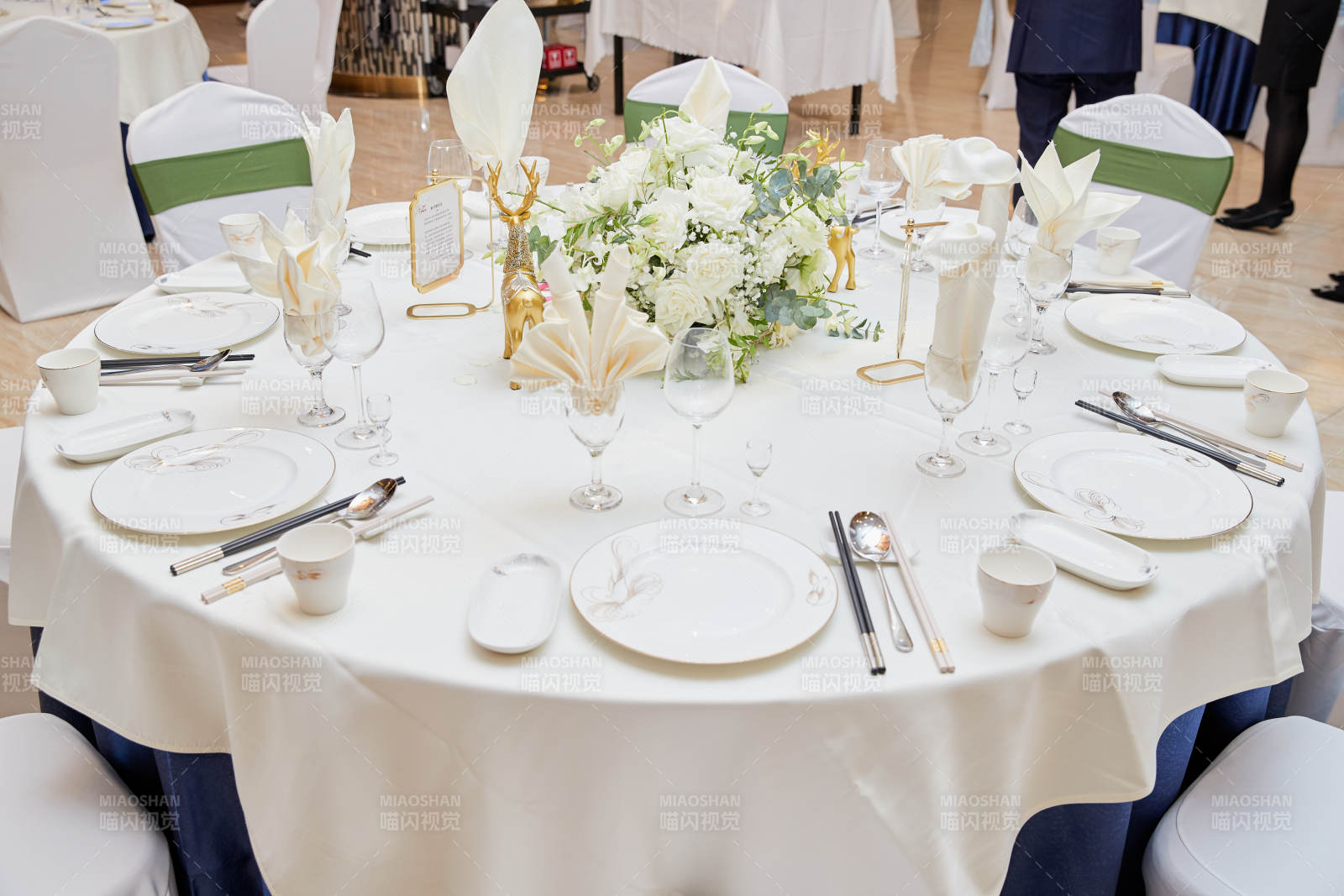 人與食物緊張忙碌的中餐廚房