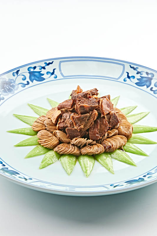 青花瓷盘装的坝上口蘑炖牛腱