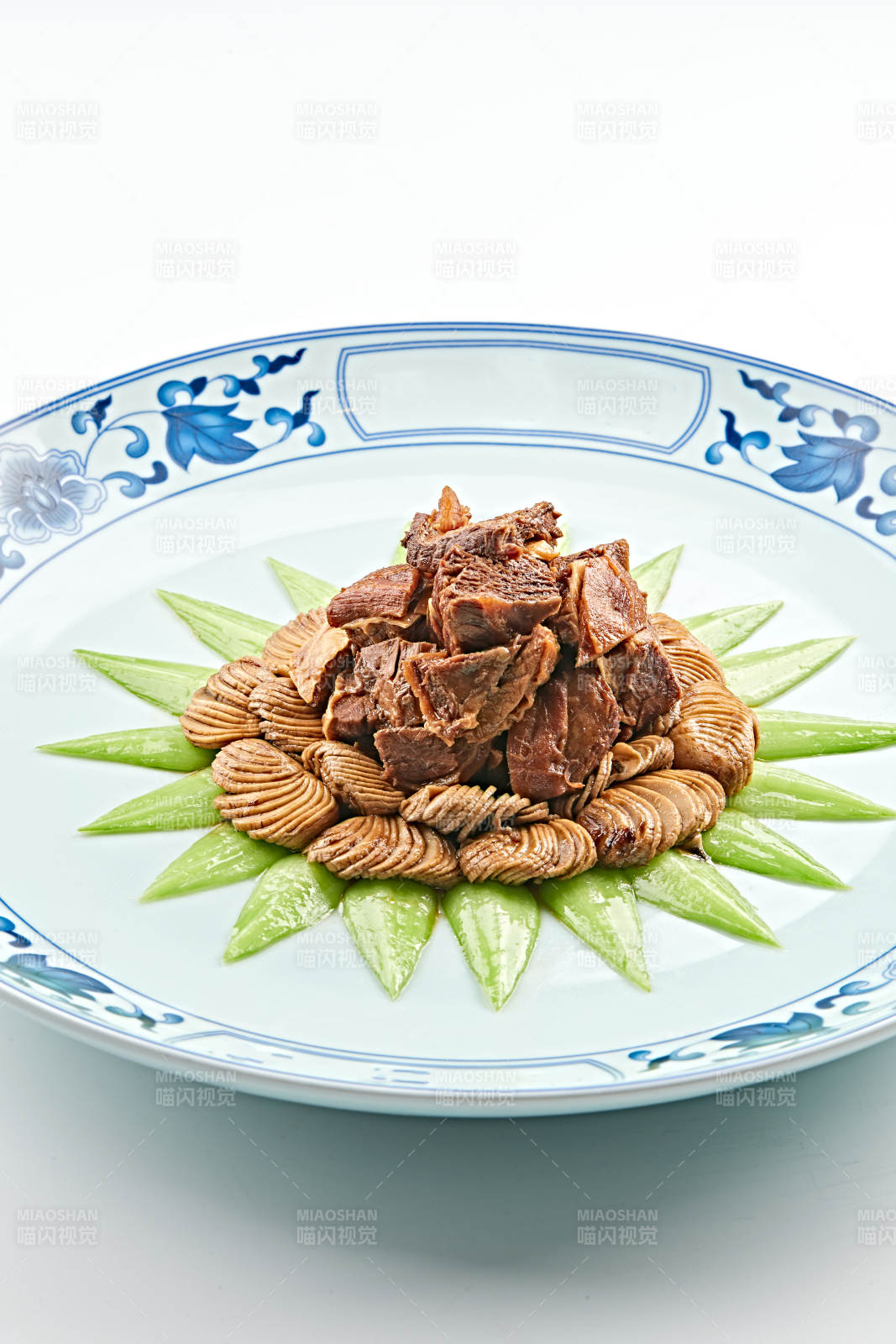 青花瓷盘装的坝上口蘑炖牛腱