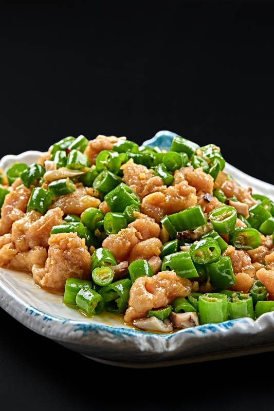 精美瓷餐具裝的川菜鮮椒兔丁