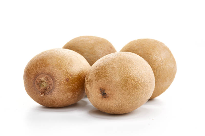 白色背景上摆放的新鲜水嫩猕猴桃