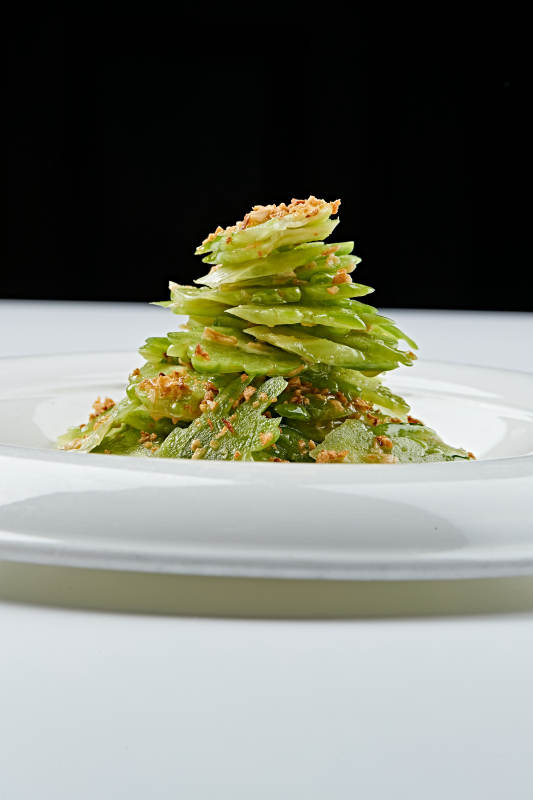 白色瓷盤裝的蒜沫涼拌苦瓜片