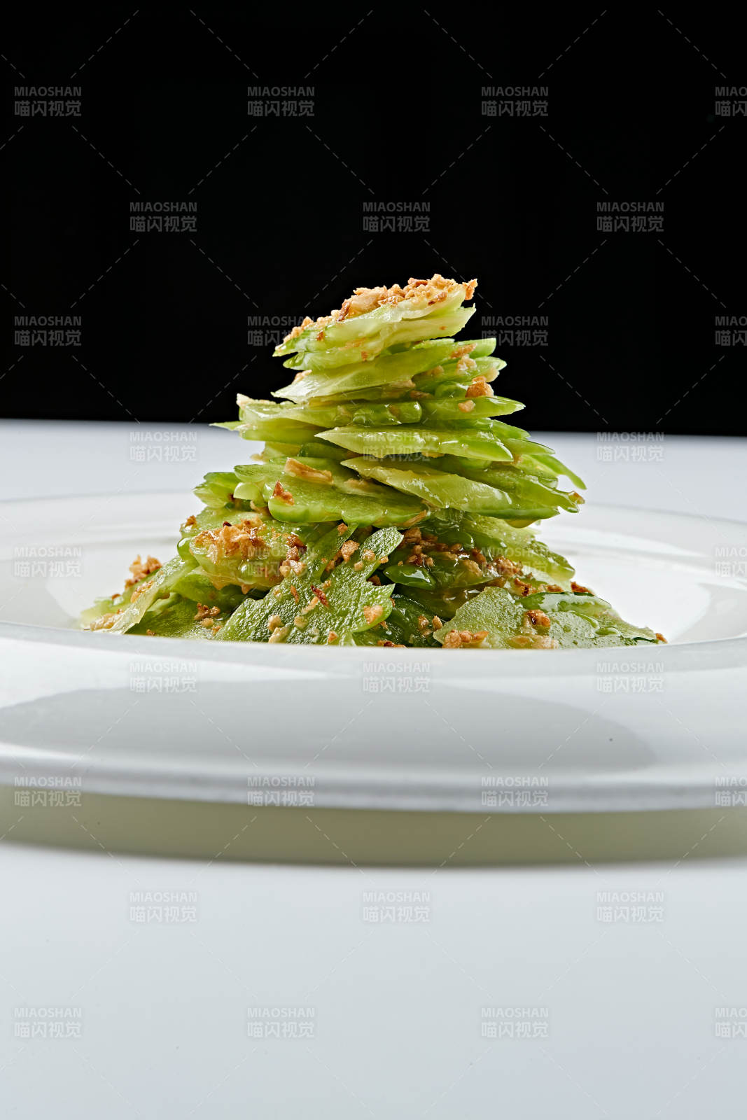 白色瓷盤裝的蒜沫涼拌苦瓜片