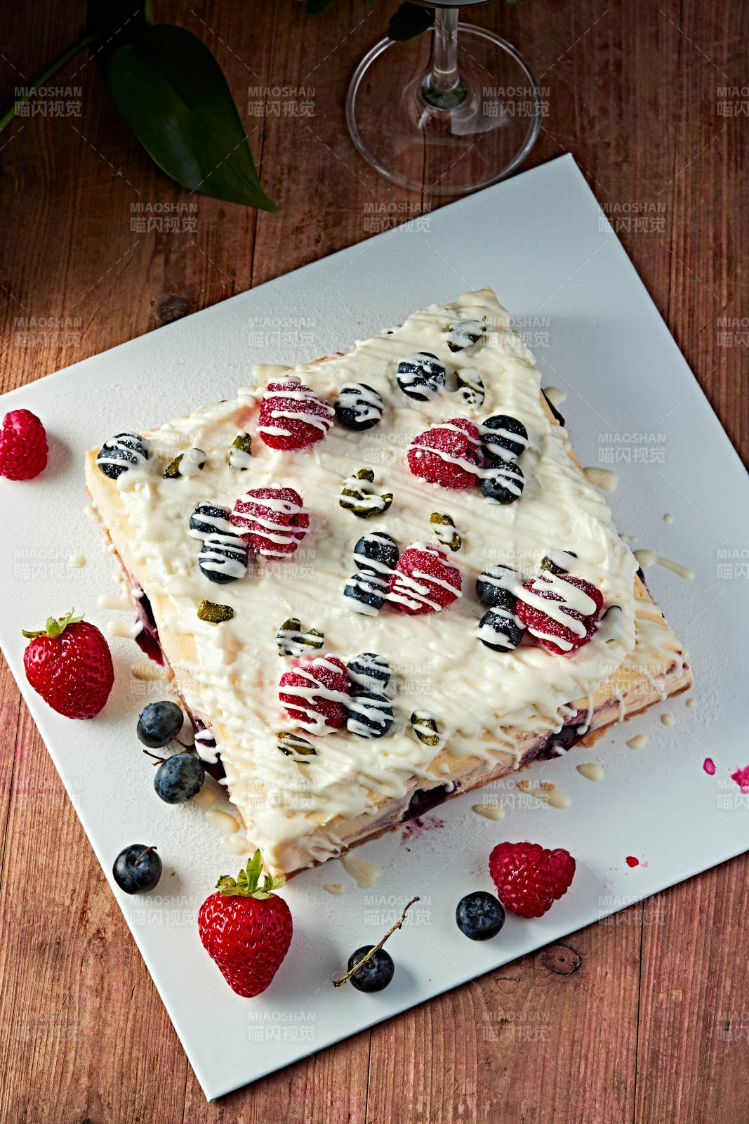 蓝莓树莓鲜奶慕斯蛋糕