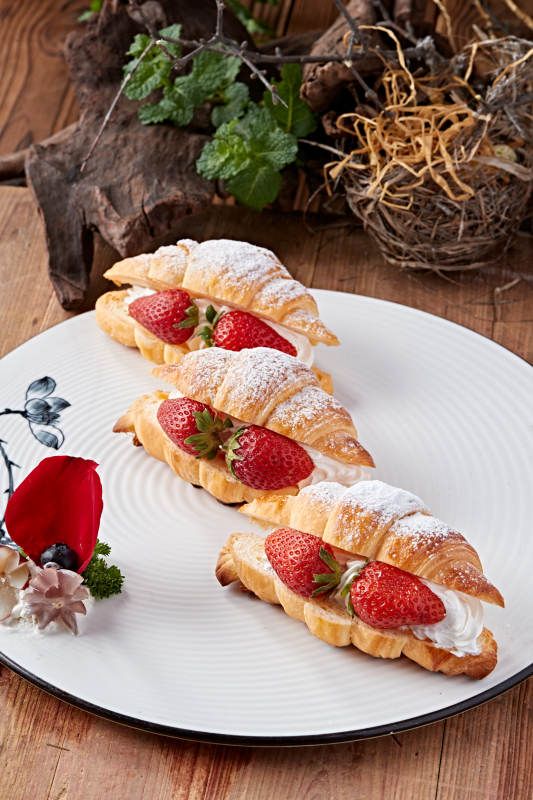 鲜奶油草莓牛角面包