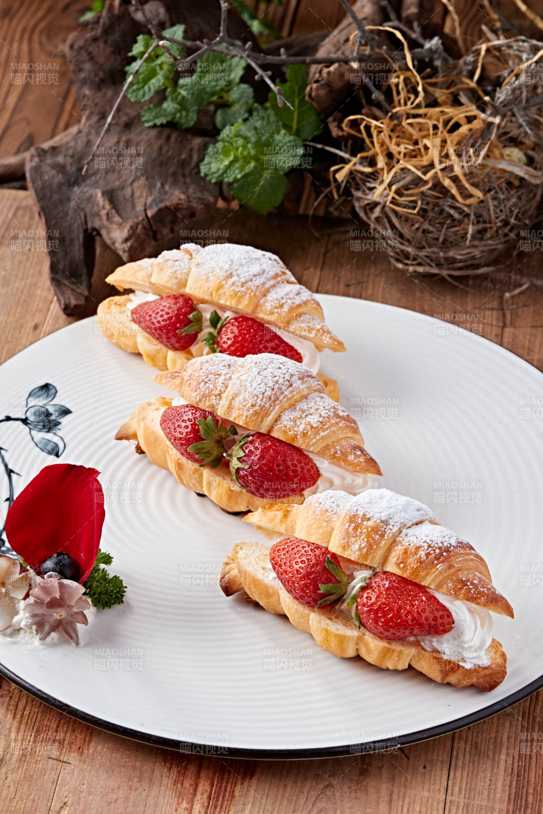 鲜奶油草莓牛角面包