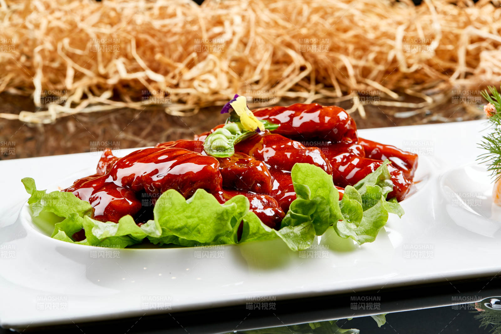 白色瓷盤裝的蜜豆醬雞翅中