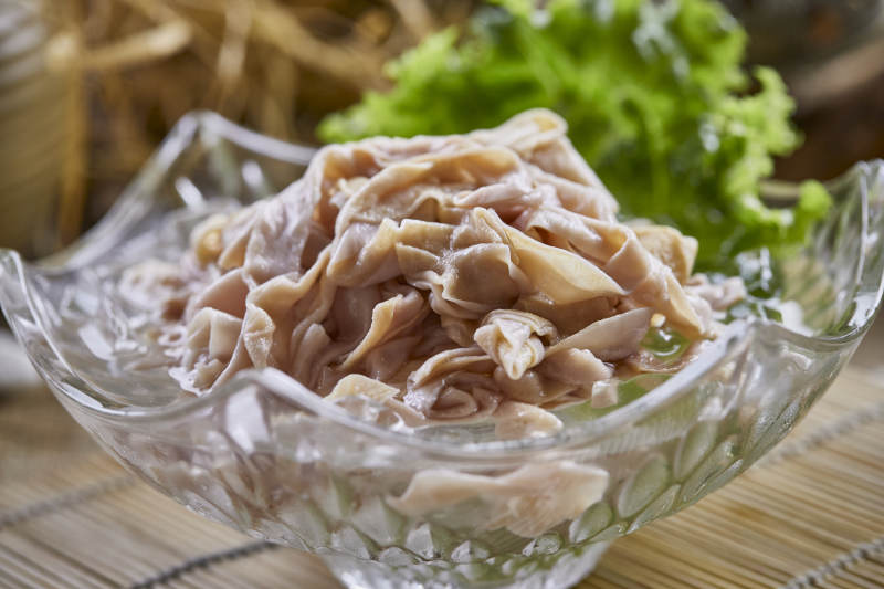 玻璃器皿装的新鲜鸭肠