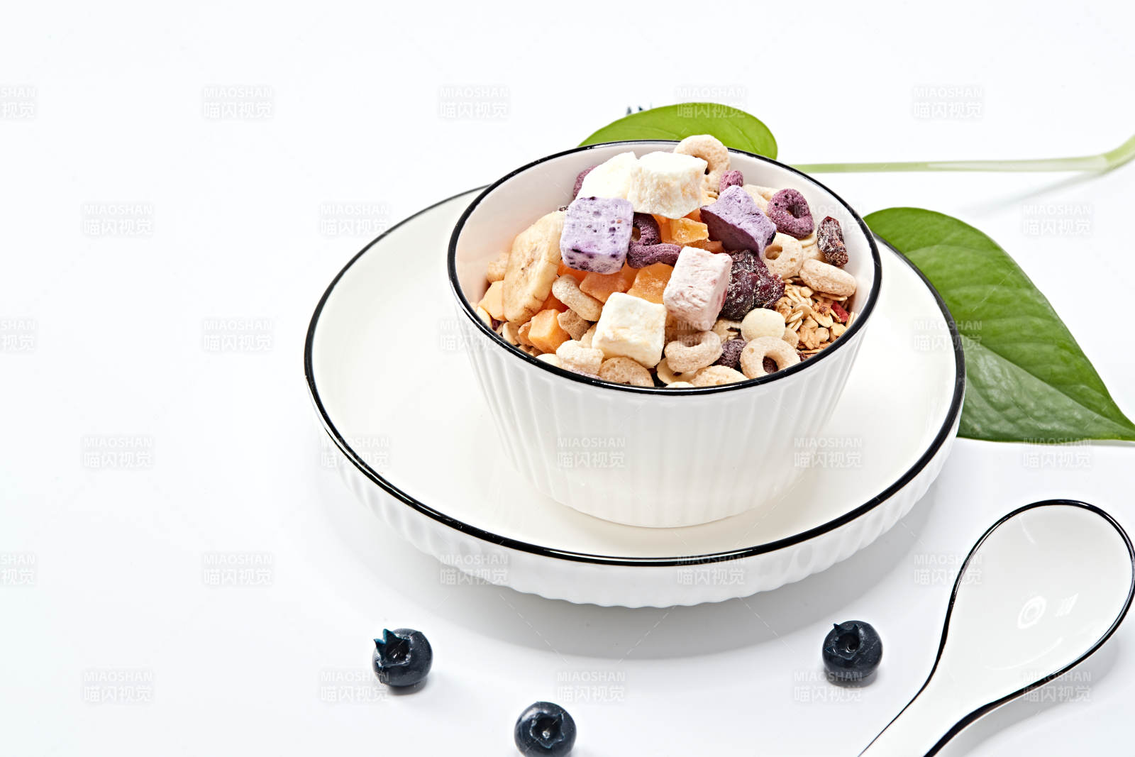 美味健康的营养早餐坚果混合烤燕麦