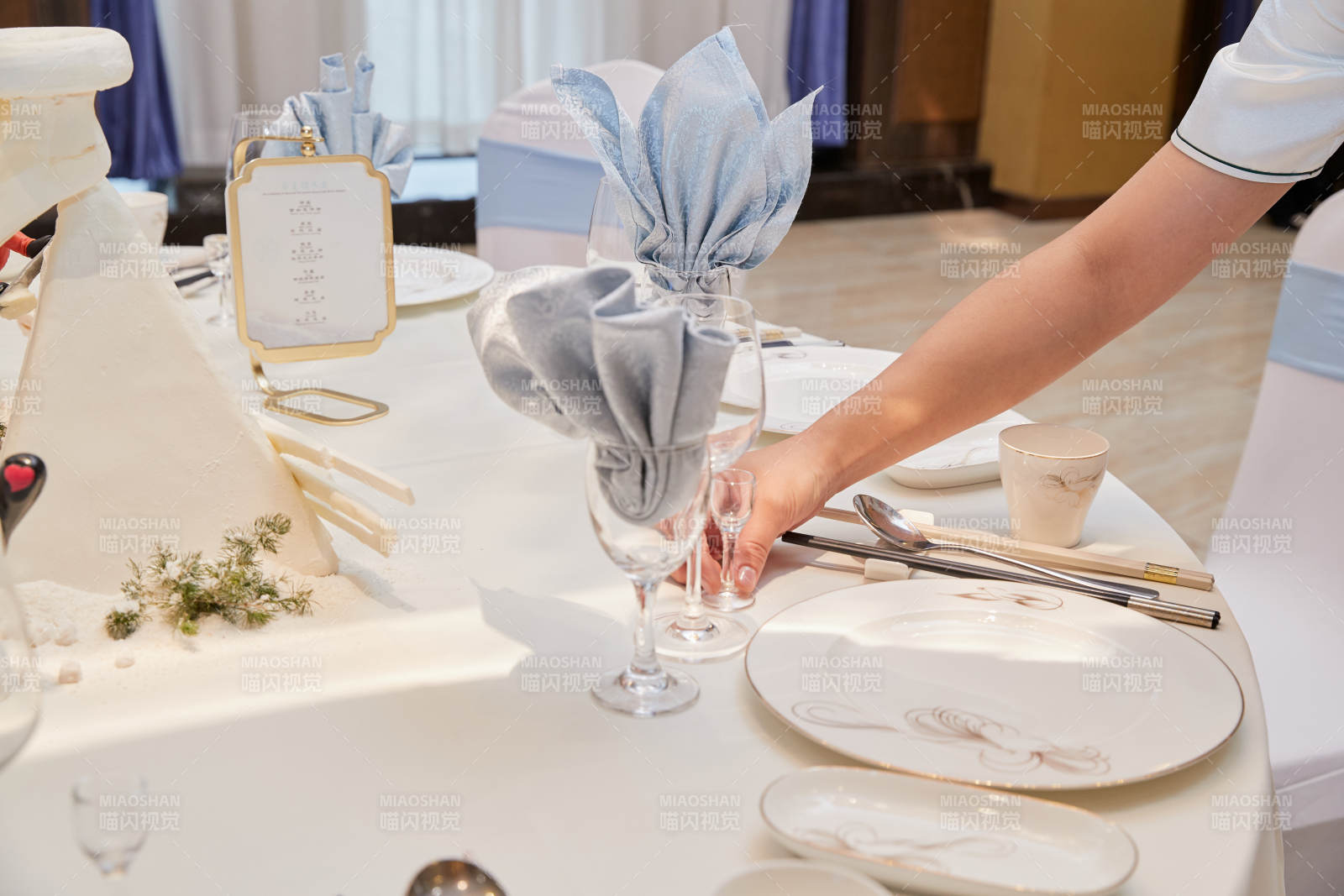 人與食物緊張忙碌的中餐廚房