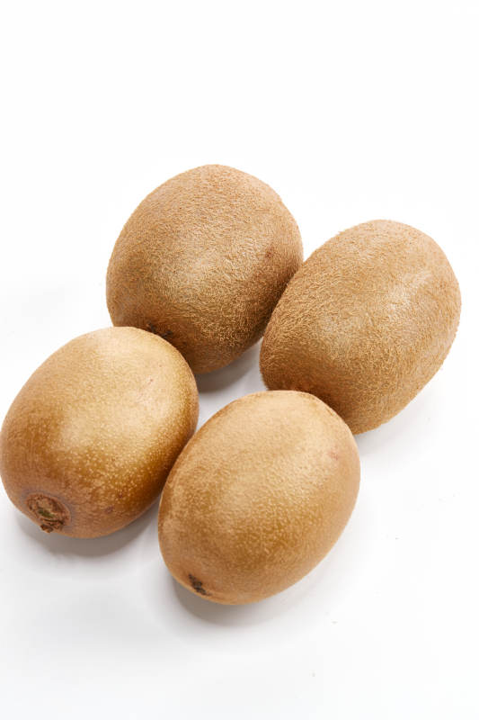 白色背景上摆放的新鲜水嫩猕猴桃