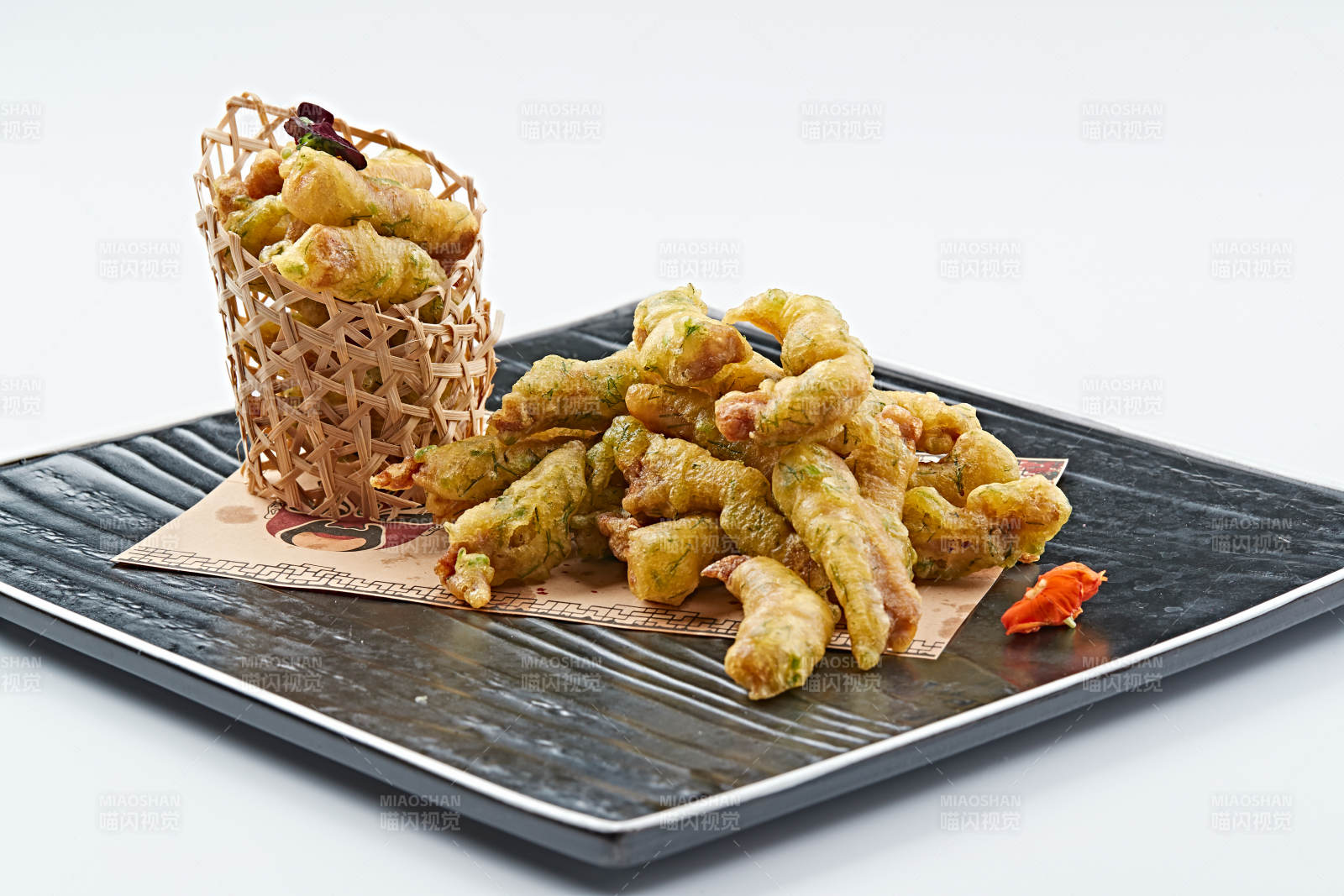 白色瓷盘装的茴香碎拖面干炸里脊