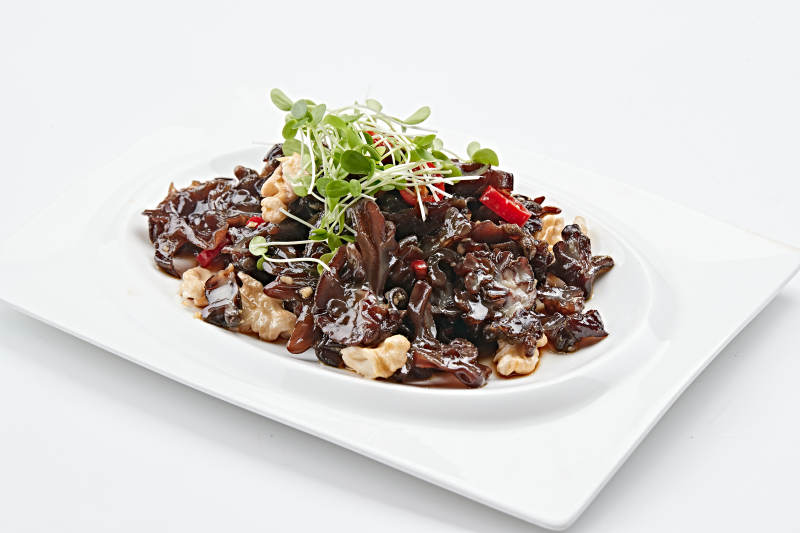 白色瓷盤裝的桃仁猴頭菌