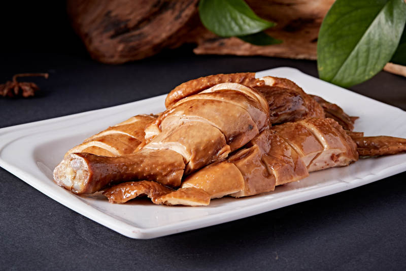 白色盘装的港式豉油白切鸡